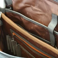 Gigi Fratelli Romance Lady Businessbag 15" Taupe 19 Gigi Fratelli Romance Lady Businessbag 15" Taupe -NL Rugzak Verkoopwinkel 20211109 capture0025