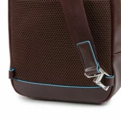 Piquadro Blue Square Mono Sling IPad Pro 9.7"/ IPad 11" Mahogany Brown -NL Rugzak Verkoopwinkel ca4827b2 n dett2 1