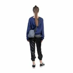 CabinZero Sidekick 3L Shoulderbag Original Grey 16 CabinZero Sidekick 3L Shoulderbag Original Grey -NL Rugzak Verkoopwinkel cz211203 classic sidekick 3l original grey on body female 03 1 1 1 1