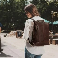 Chesterfield Chelsea Rugzak / Schouder Shopper 14" Brown 12 Chesterfield Chelsea Rugzak / Schouder Shopper 14" Brown -NL Rugzak Verkoopwinkel leren rugzak bruin chelsea